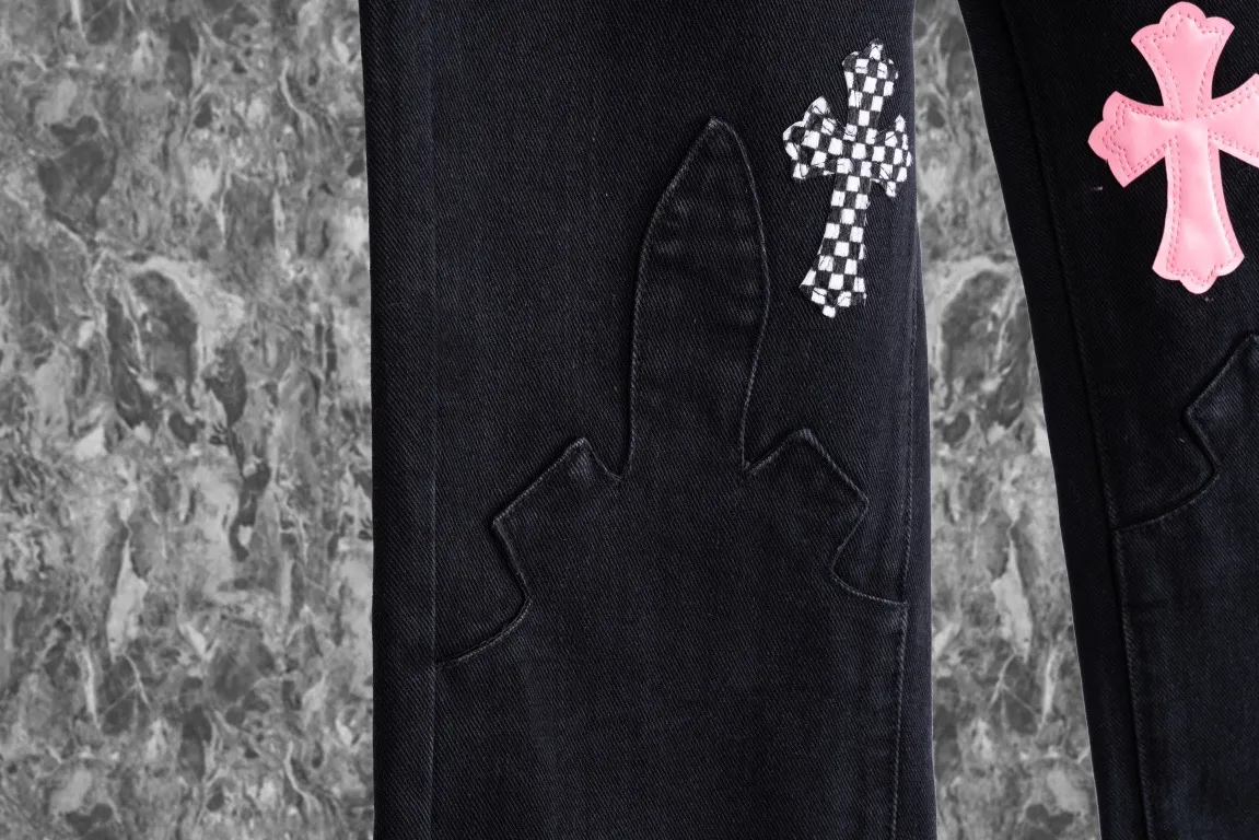 P230 running volume Chrome Hearts cherry blossom pink checkerboard cross patchwork leather jeans, original 5W+ It is known that chromehearts jeans will use vintage Levis jeans as the base plate for creation. They usually add their own unique silver buckles and silver ornaments, plus patchwork leather embellishments. This is the reason why the value of these vintage jeans doubles, because the base plate is Vintage jeans, jeans themselves have become very soft and comfortable after years of baptism, which can be distinguished from ordinary jeans. You should also refer to the pants data for size. Style number: 1808# Color: black pants cherry blossom pink Size: 28 30 32 34 28 Waist 86 Hips 100 Pants length 102 30 Waist 90 Hips 104 Pants length 104 32 Waist 94 Hips 108, pants length 106 34, waist 98, hips 112, pants length 110